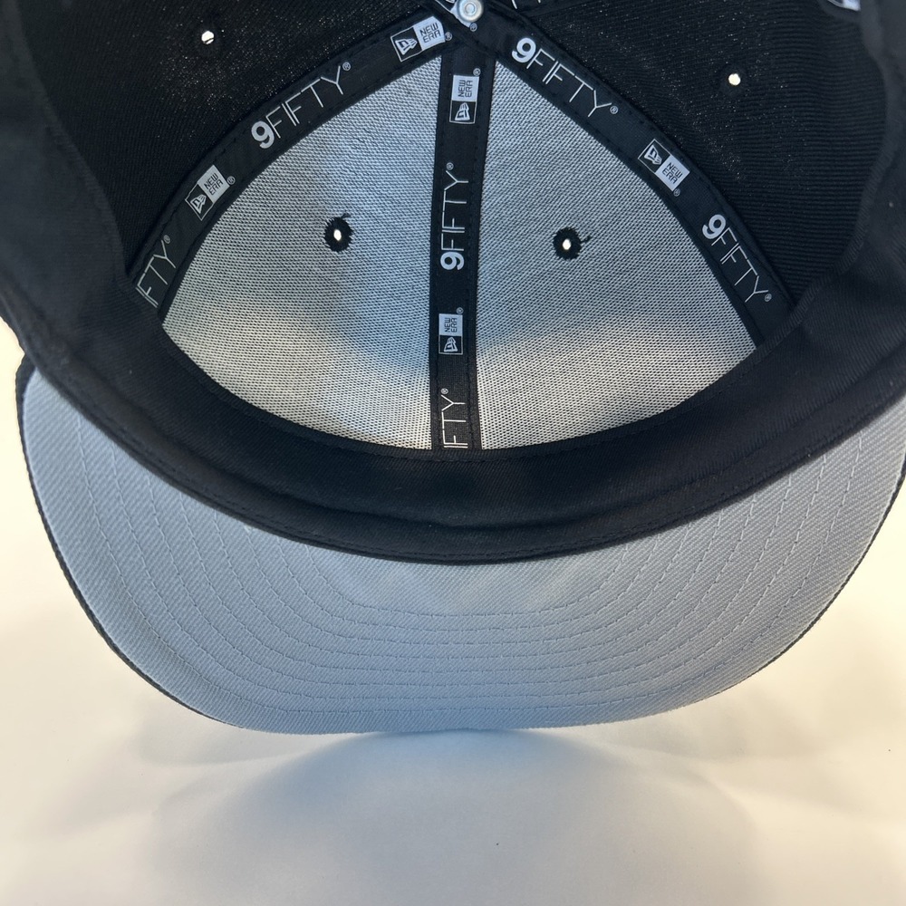 New Era Boston Red Sox 9FIFTY Snapback Black On Black Flat Brim Hat One Size - Picture 6 of 7